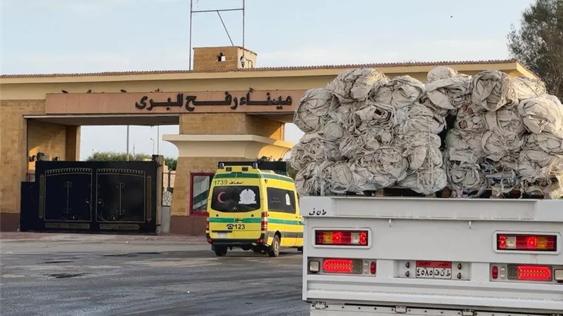 الهلال الأحمر المصري يدفع بمساعدات غذائية وطبية وملابس شتوية لدعم غزة