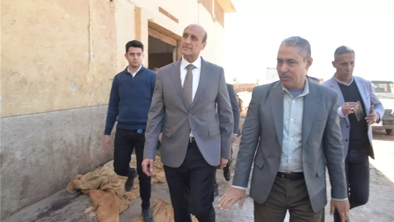 محافظ أسيوط يتابع أرصدة السلع التموينية والغذائية بمخازن نزلة عبد اللاه