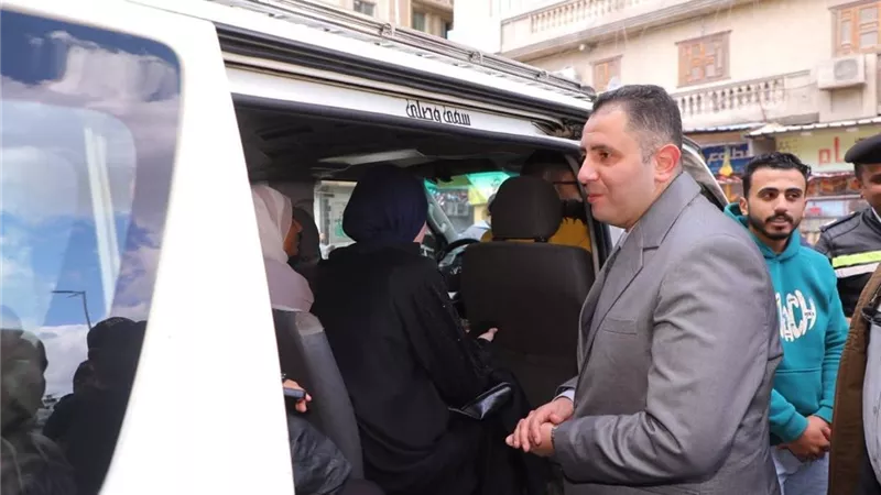 محافظ دمياط يتفقد عدد من مواقف سيارات الأجرة ويؤكد على الالتزام بالتعريفة 