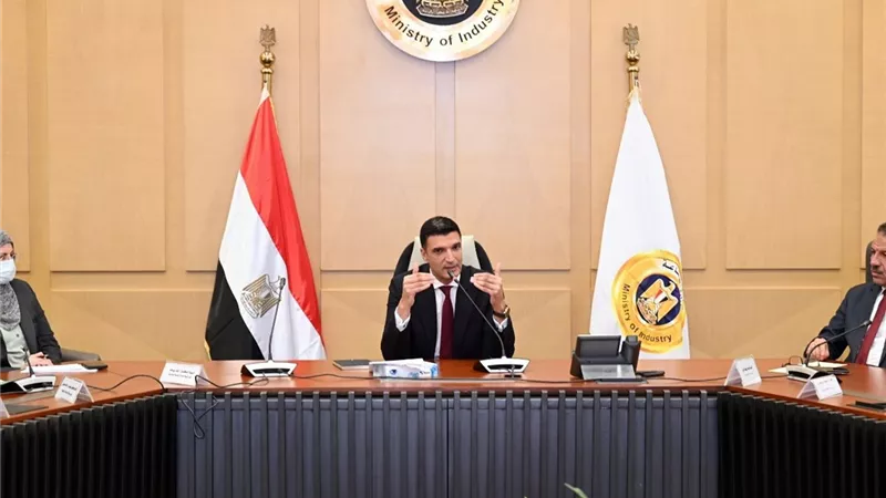 «الصناعة» تبحث استراتيجية جديدة لدعم المستثمرين وتطوير القطاع الصناعي