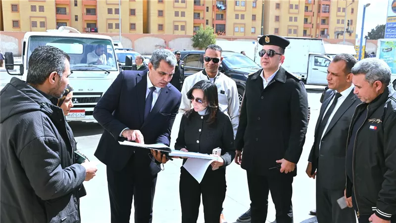 محافظ البحيرة تتفقد محطات الوقود بدمنهور للتأكد من الالتزام بالتسعيرة 