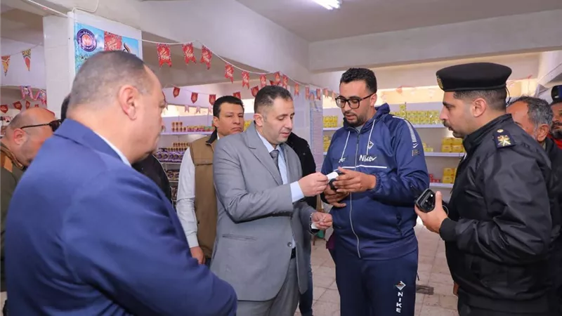 محافظ دمياط يتفقد دلتا ماركت برأس البر للتأكد من توافر السلع التموينية