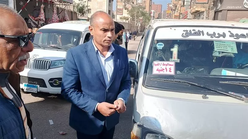  رئيس مركز سمالوط بالمنيا يتفقد المواقف ويضع ملصقات على سيارات الأجرة 