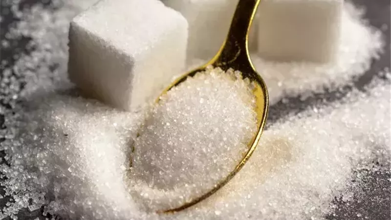 بـ 90طن سكر..سقوط مركز تعبئة 