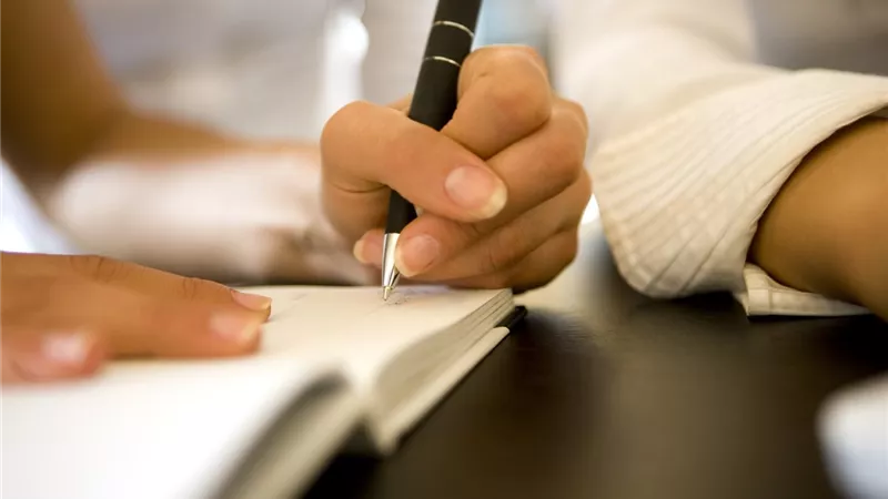 أصحاب اليد اليسرى أكثر قوة.. دراسة توضح 
