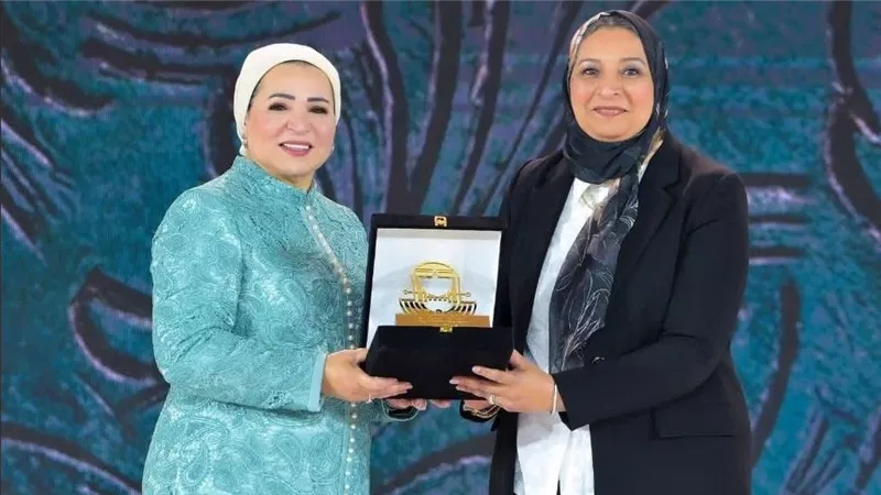  السيدة انتصار السيسي تكرّم  نائب رئيس جامعة عين شمس لشئون خدمة المجتمع