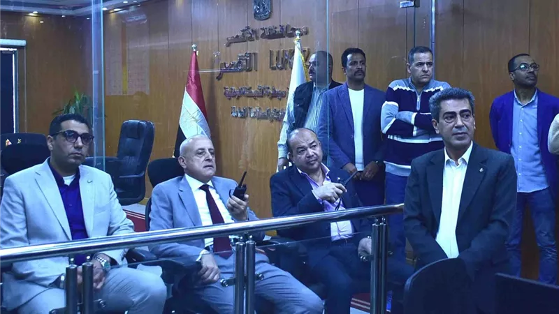 من غرفة العمليات.. محافظ الأقصر يراقب مواقف السرفيس عبر 