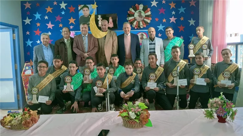 وكيل وزارة التعليم بأسيوط يكرم حفظة القرآن الكريم  والأحاديث النبوية 
