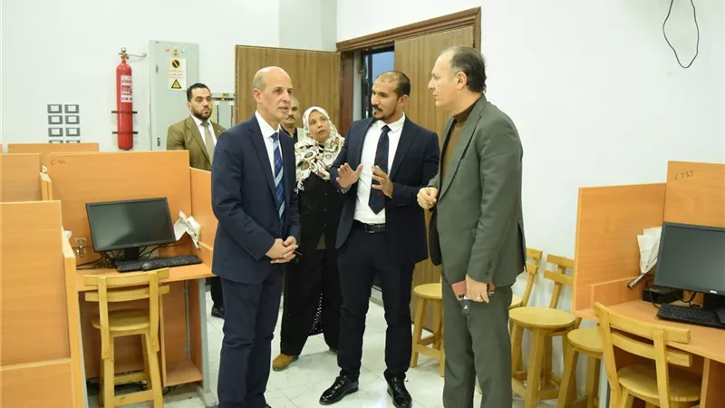 رئيس جامعة بني سويف يتفقد مبني الاختبارات الإلكترونية بشرق النيل