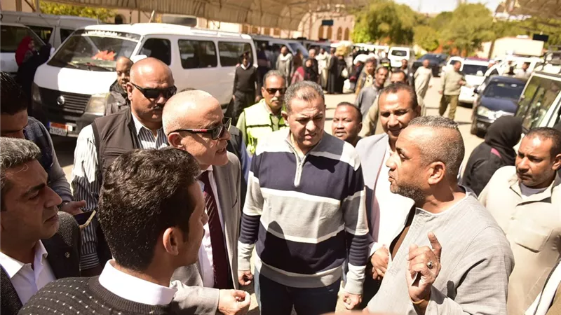 محافظ الأقصر يتفقد موقف أرمنت البياضية لمتابعة تطبيق تعريفة الركوب الجديدة
