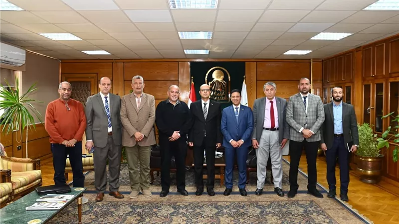 رئيس جامعة أسيوط يتابع تنفيذ مشروع معامل معهد بحوث البيولوجيا الجزيئية
