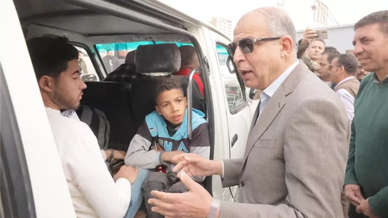 محافظ المنيا يتفقد المواقف ومحطات الوقود لمتابعة تطبيق التعريفة | صور