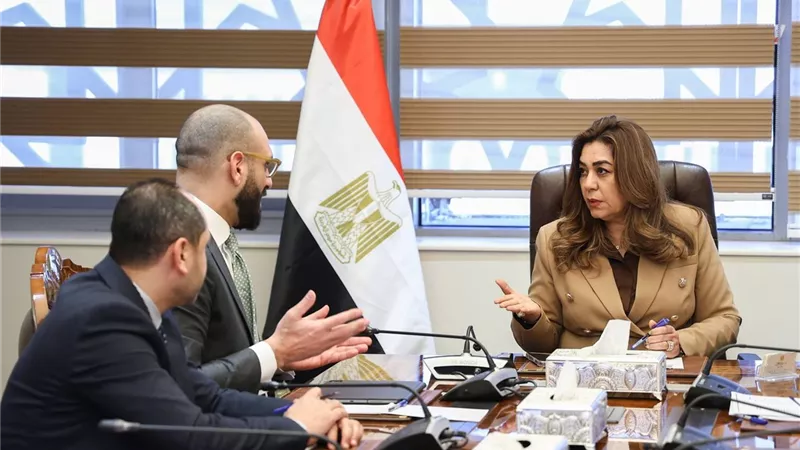 التنمية المحلية تناقش خطة لرقمنة تراخيص المحال وتقييم الأثر البيئي