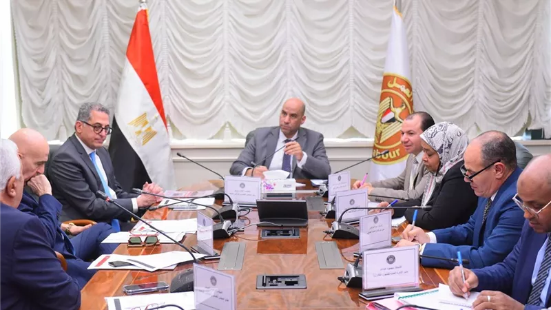 وزير العمل يطمئن المستثمرين: إزالة العقبات أمام صناعة الملابس الجاهزة