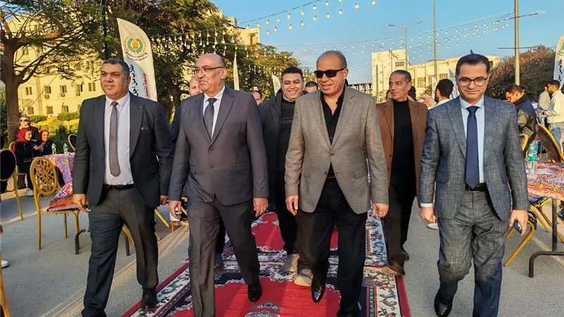 مائدة العائلة الواحدة.. رئيس جامعة المنصورة يشارك 2000 طالب إفطارهم السنوي