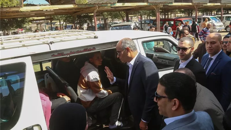 جولات مكوكية من محافظ كفرالشيخ لمجمعات المواقف ومحطات التمويل | فيديو