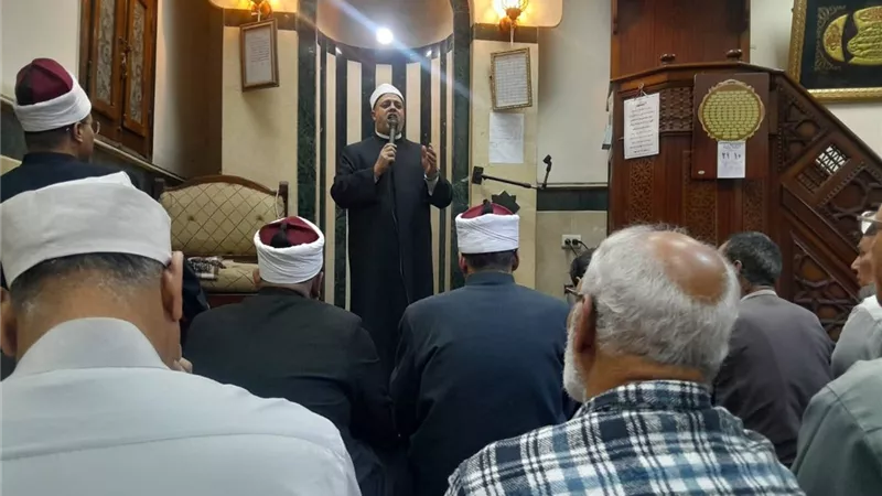 وكيل أوقاف أسيوط يؤدي صلاة العشاء والتراويح بمسجد بدر