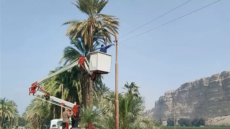 تحسين الإنارة ورفع كفاءة الطرق بعدد من قرى مركز المنيا ضمن خطة التطوير 