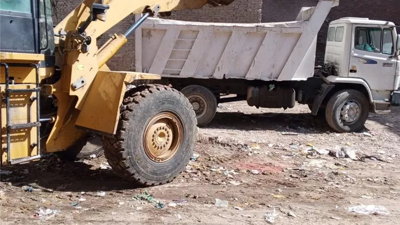 في يوم واحد.. رفع 96 طن تراكمات وحملة تمهيد طرق بمركز المنيا