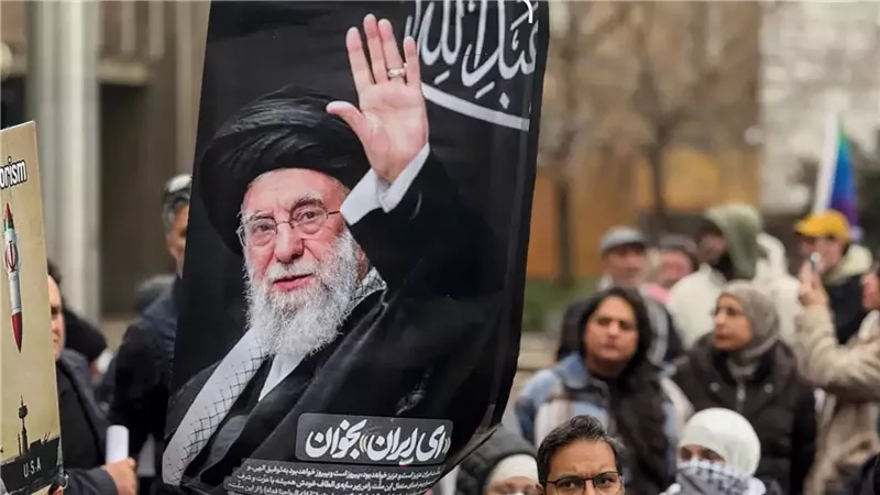 منهم الموسوي.. إيران تكشف أسماء قادة عسكريين بارزين سيتم تشييعهم اليوم 