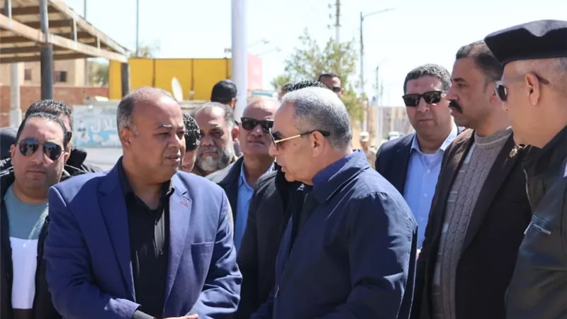 محافظ الإسماعيلية يتابع التزام السائقين بالتعريفة الجديدة