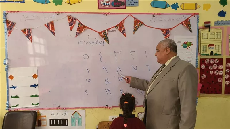 وكيل تعليم الأقصر يدعوا الطلاب لمتابعة قنوات “مدرستنا” التعليمية الفضائية 