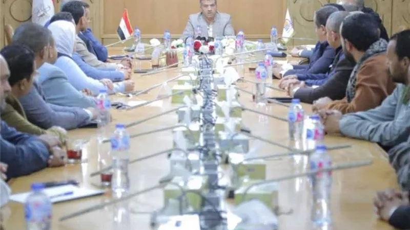 محافظ قنا يعقد اجتماعا مع أعضاء الغرفة التجارية وكبار التجار لضبط الأسواق