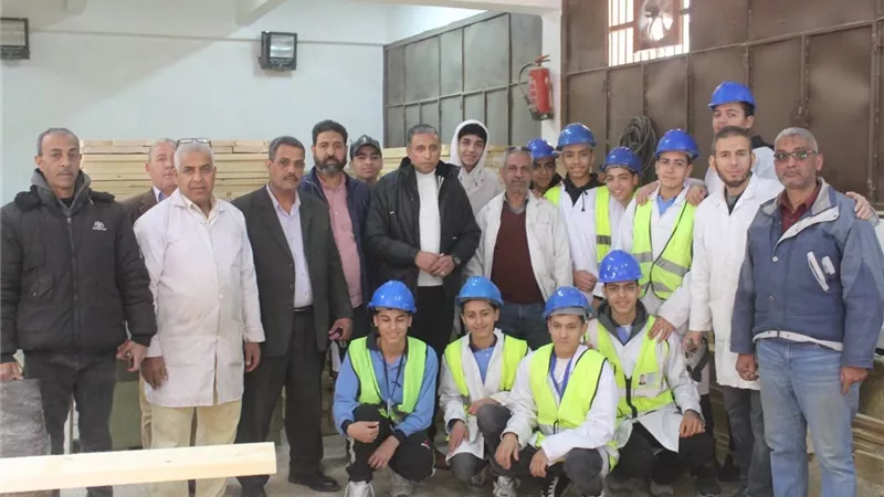 مدير تعليم الجيزة يتفقد مبادرة “مدارس بلا رواكد” داخل مدارس التعليم الفنى