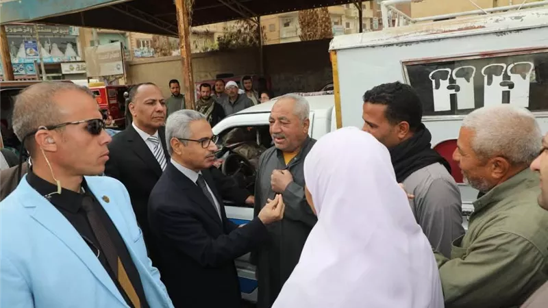 محافظ بني سويف يتابع مواقف السيارات ومحطات الوقود بسمسطا