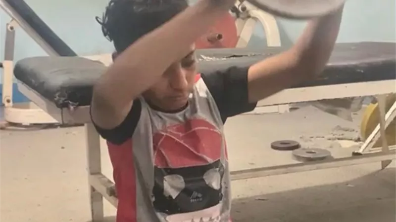 حلم غريب سبق المأساة.. قصة بكر الذي فقد ساقيه تحت عجلات القطار بالمنيا