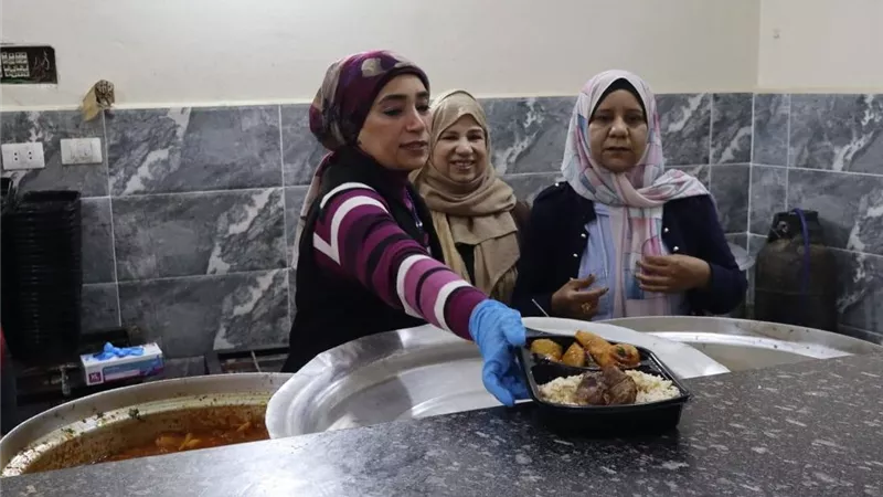 رئيس جامعة الأقصر تتفقد مبادرة مطبخ المصرية لدعم وتمكين السيدات
