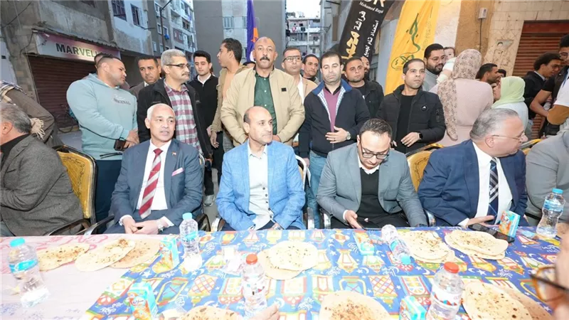 محافظ أسيوط يشارك أهالي وشباب منطقة الأربعين بحي غرب مائدة الإفطار الجماعي