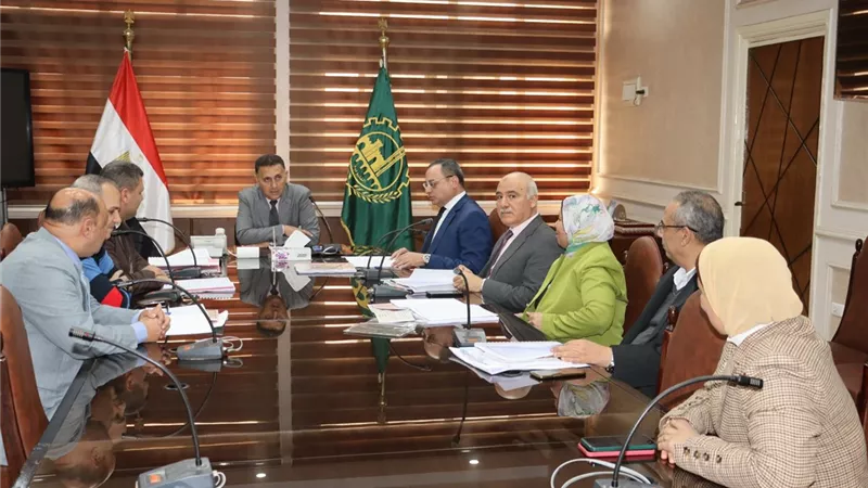 محافظ القليوبية يترأس اجتماع لجنة القيادات لبحث تجديد عدد من الوظائف