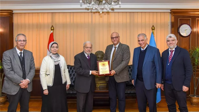 محافظ الإسكندرية يستقبل وفد جامعة فاروس لبحث سبل التعاون المشترك