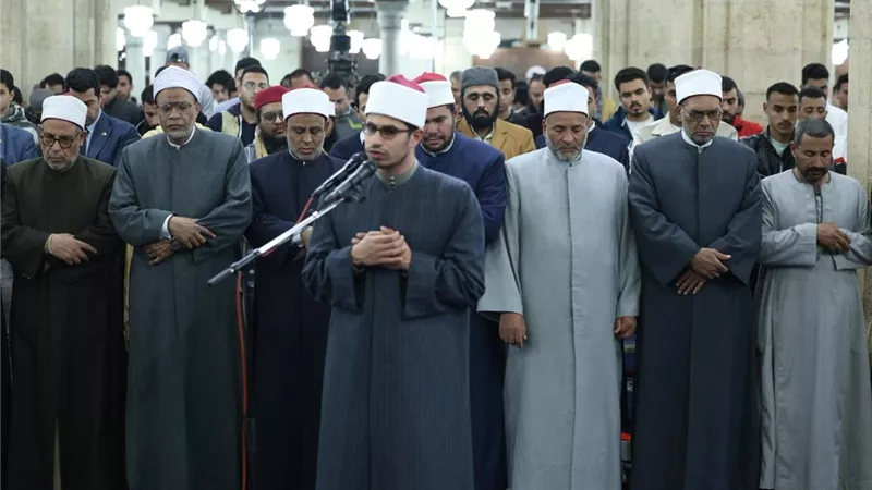 مواليد 2006.. عبدالله عمار الكفيف النابغة يؤم المصلين في الجامع الأزهر