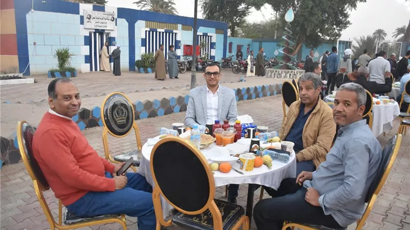 وسط أجواء رمضانية..مياه الأقصرتجمع العاملين بالزينية على مائدة إفطار واحدة