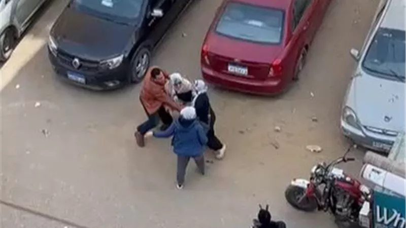 من خلاف على ركن سيارة إلى ضرب وتمزيق ملابس.. واقعة صادمة تهز مدينة نصر|خاص