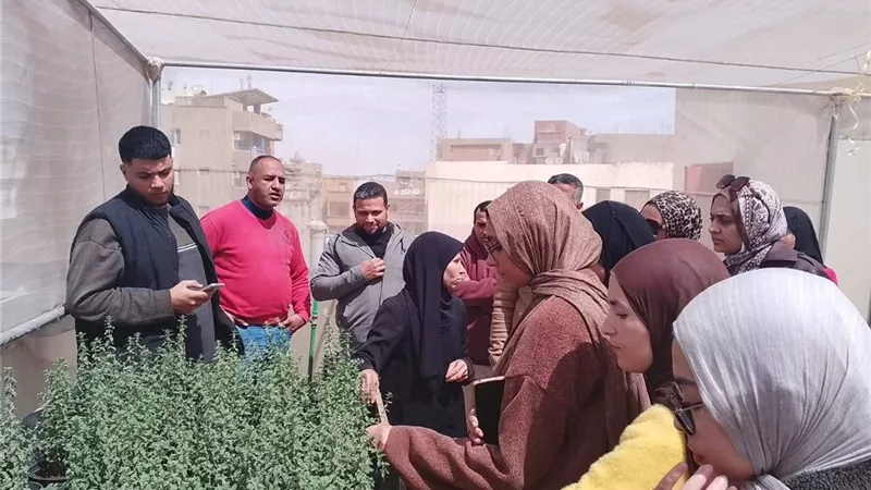 طلاب جامعة أسيوط في جولة ميدانية بمشروع زراعة الأسطح بمنفلوط 