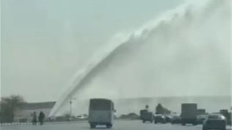 انفجار ماسورة مياه رئيسية أمام 