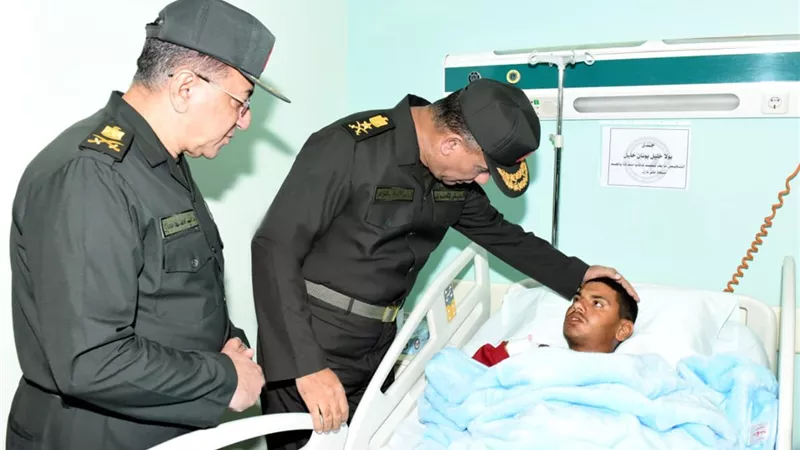 وزير الدفاع يزور عددًا من المصابين بمجمع الجلاء الطبي للقوات المسلحة
