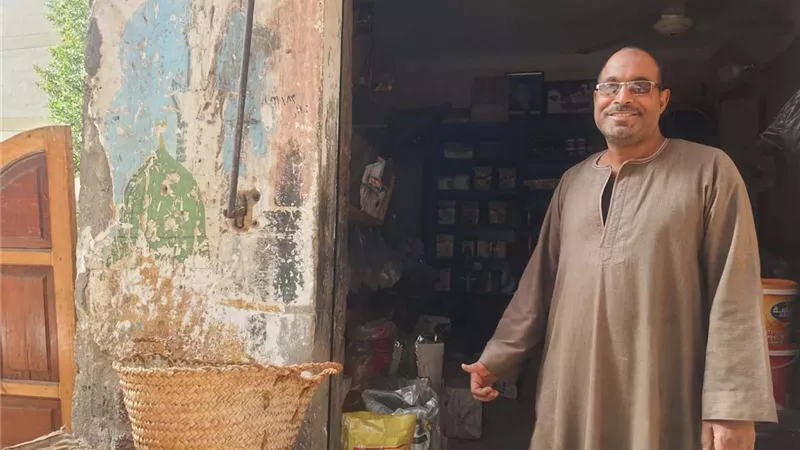 «تاجر برتبة إنسان».. بائع بقوليات بالأقصر يتحدى الغلاء ويرفض زيادة الأسعار