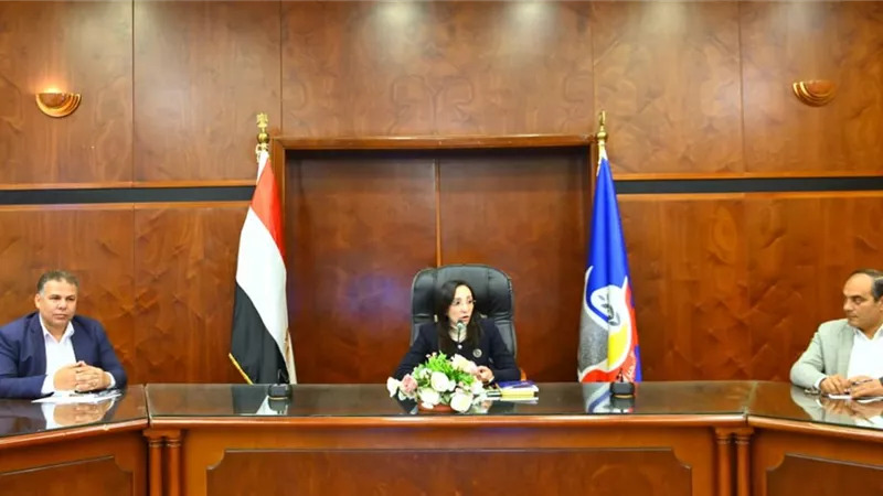 محافظ البحيرة تعقد لقاءً موسعًا مع الصحفيين لاستعراض جهود المحافظة