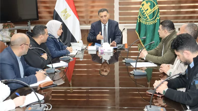 محافظ القليوبية يبحث تدعيم منظومة النقل بأسطول أتوبيسات حديث 