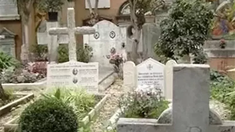 قبل عيد القيامة.. كاهن يكشف موقف الكنيسة من زيارة المقابر في الأعياد|خاص