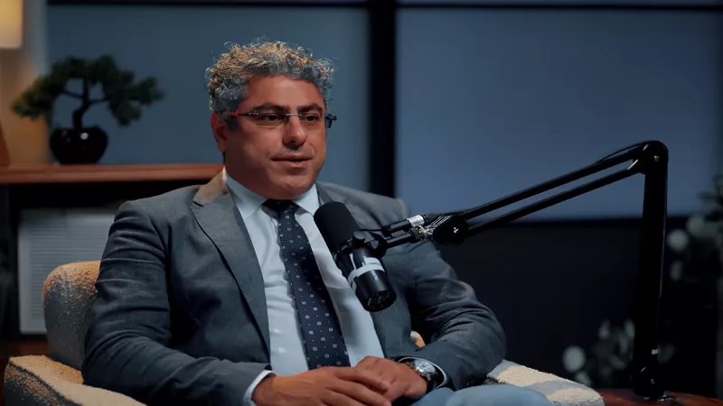 كيف تدار الحرب داخل إيران بين الجيش والحرس الثوري؟ علم صالح يجيب