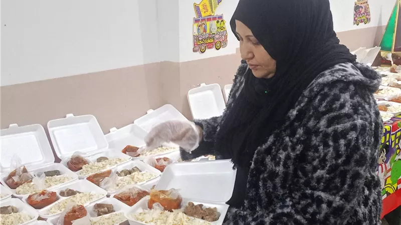 مطبخ أم شهد.. حكاية عطاء يومي لإعداد 1000 وجبة للأسر الأولى بالرعاية