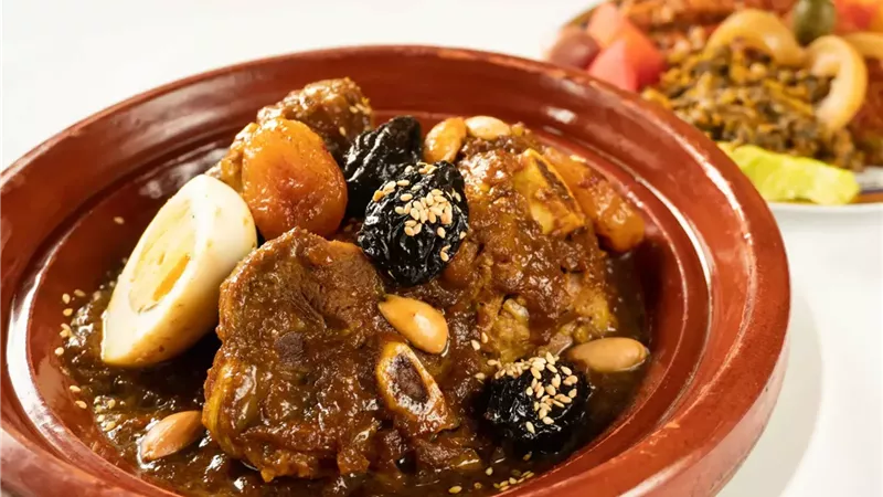 الطاجين المغربي.. طبق شهي يرمز للكرم على مائدة الإفطار 