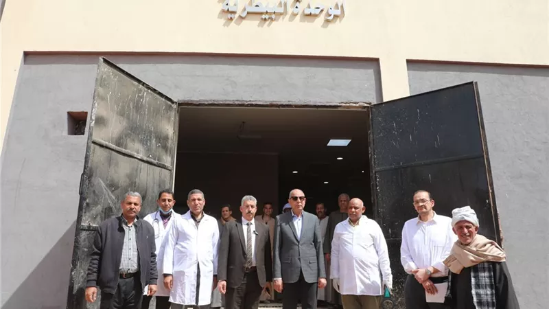 محافظ المنيا يتفقد مجمع خدمات المواطنين والمجمع الزراعي بقرية بنى عبيد