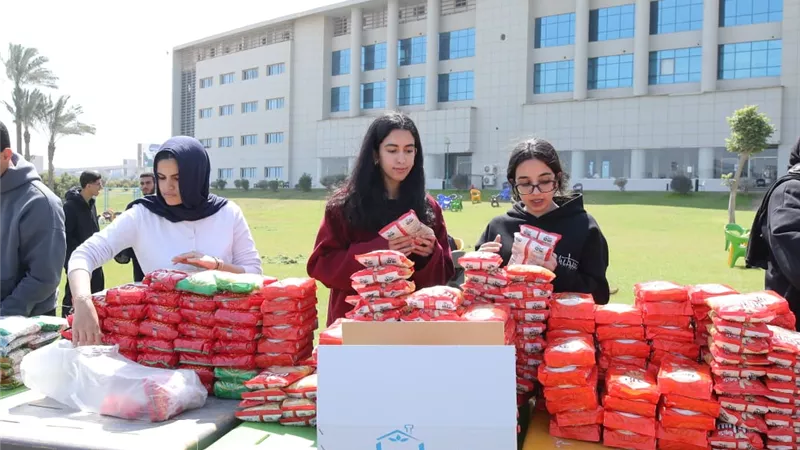 طلاب جامعة النيل يشاركون بتعبئة كراتين غذائية لدعم الأسر الأولى بالرعاية