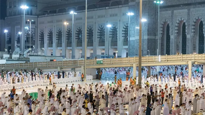 بث مباشر| نقل شعائر صلاة العشاء والتراويح من الحرمين الشريفين